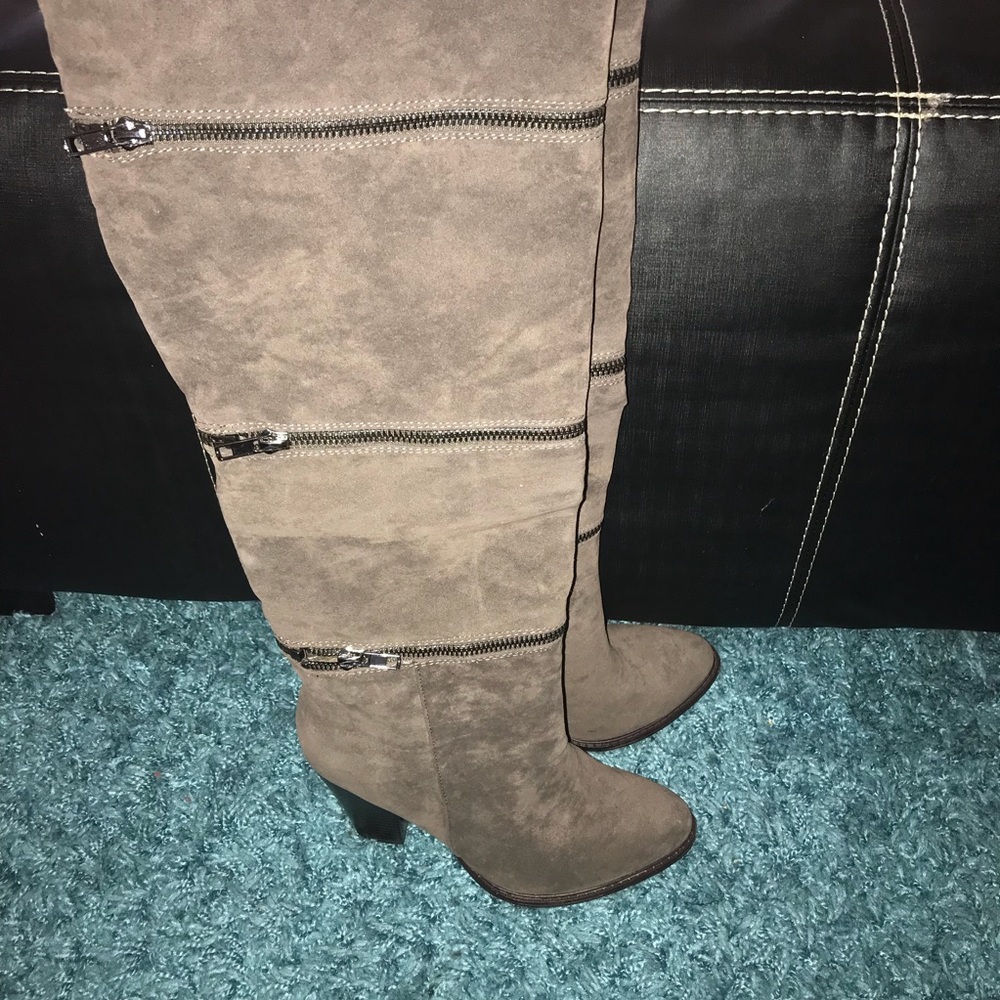 Boots - Picture 2 of 5